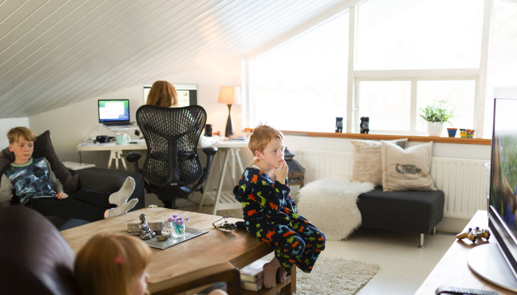 Et typisk hverdagsbilde fra koronatider i hjemmet. Hjemmekontoret er pålogget med flere brukere, og risikoen for å få et virus inn gjennom bredbåndet er blitt vesentlig større med økt aktivitet. Et typisk hverdagsbilde fra koronatider i hjemmet. Hjemmekontoret er pålogget med flere brukere, og risikoen for å få et virus inn gjennom bredbåndet er blitt vesentlig større med økt aktivitet.