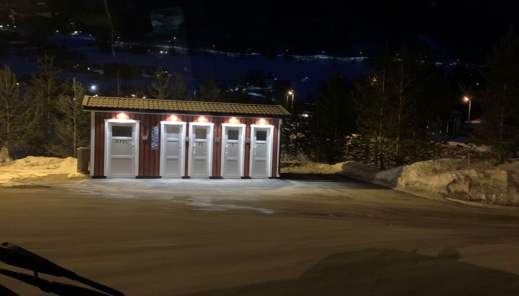Haukelitunet ved E134 er bare ett av flere steder som er permanent stengt eller har automatisk nattstenging. Dette toalettet stenges med automatisk lås kl. 22:00. (Foto: Petter Røed.) Haukelitunet ved E134 er bare ett av flere steder som er permanent stengt eller har automatisk nattstenging. Dette toalettet stenges med automatisk lås kl. 22:00. (Foto: Petter Røed.)