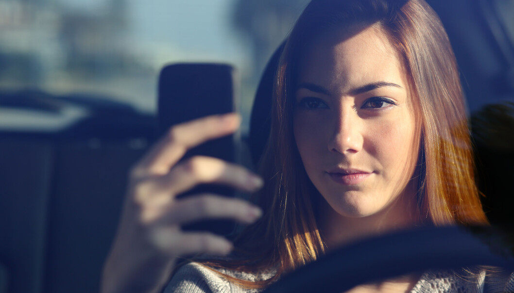 Det er tillatt å bruke mobiltelefonen bak rattet når du står i kø. Det er tillatt å bruke mobiltelefonen bak rattet når du står i kø.