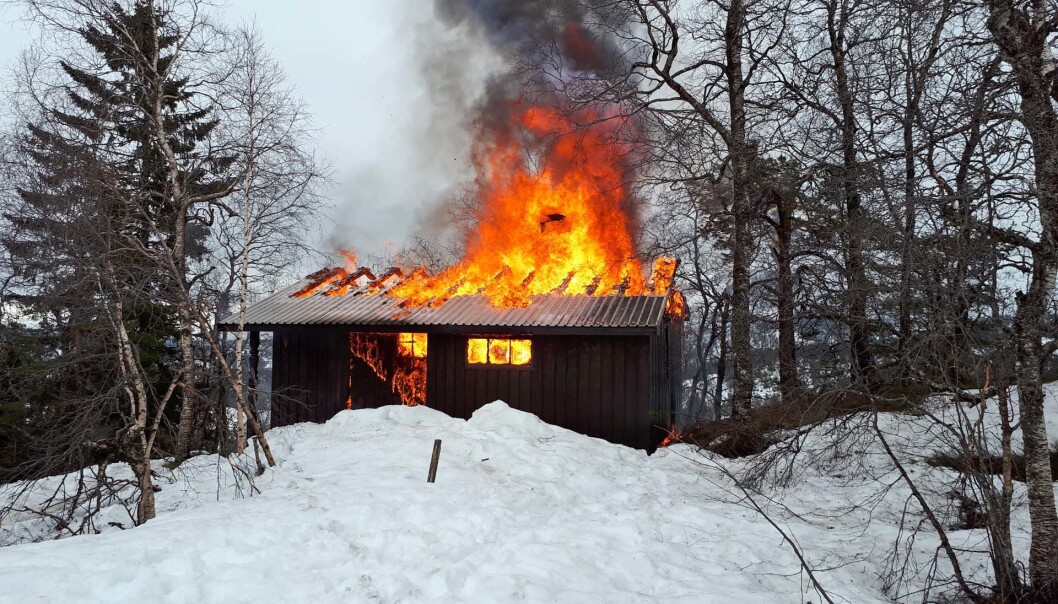 Skal du leie en hytte bør du gjøre deg kjent med rømningsveier, hvor slokkeutstyret er, og at det finnes fungerende røykvarsler og eventuelt gassvarsler. Skal du leie en hytte bør du gjøre deg kjent med rømningsveier, hvor slokkeutstyret er, og at det finnes fungerende røykvarsler og eventuelt gassvarsler.