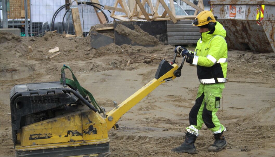 Forskere fant ingen klar sammenheng mellom skjelvende hender og arbeid med vibrerende verktøy 20 år tidligere. Forskere fant ingen klar sammenheng mellom skjelvende hender og arbeid med vibrerende verktøy 20 år tidligere.