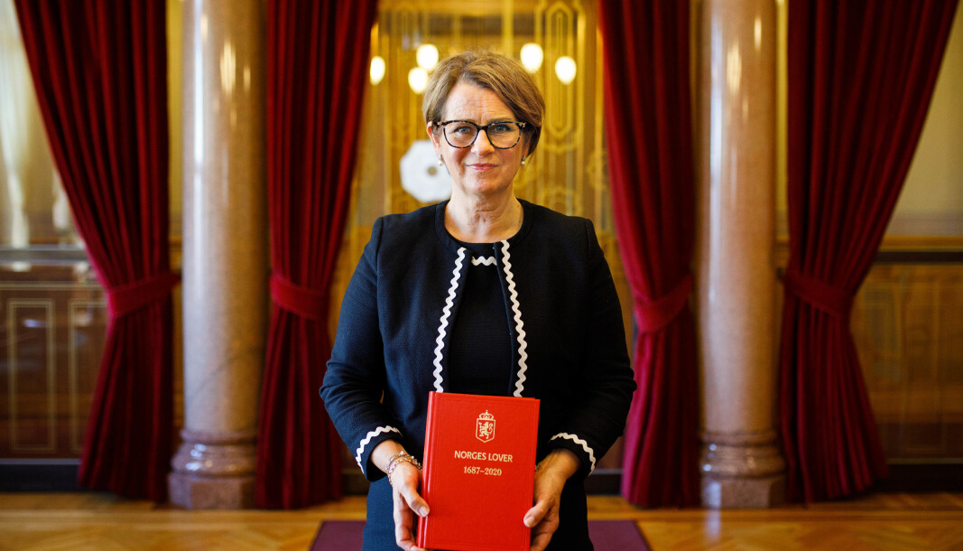 – Det er faktisk ganske unikt at vi i Norge har en samling av alle gjeldende lover tilgjengelig i ett trykt bind. Dette har Stortinget ønsket å videreføre, sier stortingspresident Tone Wilhelmsen Trøen. – Det er faktisk ganske unikt at vi i Norge har en samling av alle gjeldende lover tilgjengelig i ett trykt bind. Dette har Stortinget ønsket å videreføre, sier stortingspresident Tone Wilhelmsen Trøen.