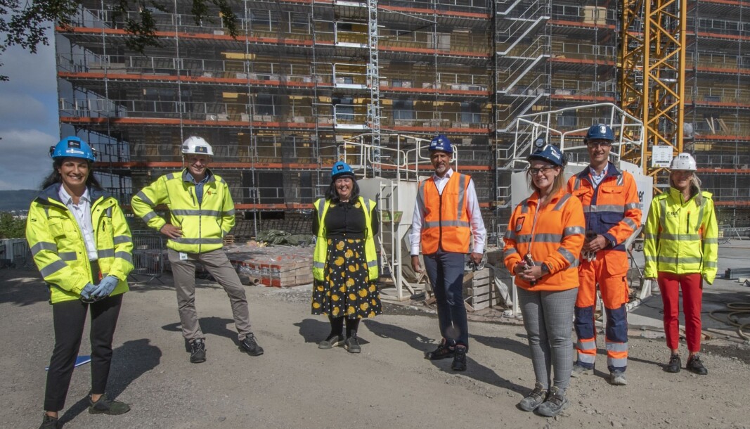 De tar et krafttak for mangfold og inkludering på byggeplassen: Fra venstre: Prosjektleder Oslo Storbylegevakt, Sepideh Moosavi, Omsorgsbygg Oslo KF, Eirik Gjelsvik, styreleder EBA og konsernsjef i AS Backe, byråd for næring og eierskap Victoria Marie Evensen (AP), Oslo kommune, kultur- og likestillingsminister Abid Raja (V), leder HMSK Oslo Storbylegevakt, Karen Hagby, Skanska Norge, konsernsjef Ståle Rød, Skanska Norge og adm.dir. EBA, Kari Sandberg. De tar et krafttak for mangfold og inkludering på byggeplassen: Fra venstre: Prosjektleder Oslo Storbylegevakt, Sepideh Moosavi, Omsorgsbygg Oslo KF, Eirik Gjelsvik, styreleder EBA og konsernsjef i AS Backe, byråd for næring og eierskap Victoria Marie Evensen (AP), Oslo kommune, kultur- og likestillingsminister Abid Raja (V), leder HMSK Oslo Storbylegevakt, Karen Hagby, Skanska Norge, konsernsjef Ståle Rød, Skanska Norge og adm.dir. EBA, Kari Sandberg.