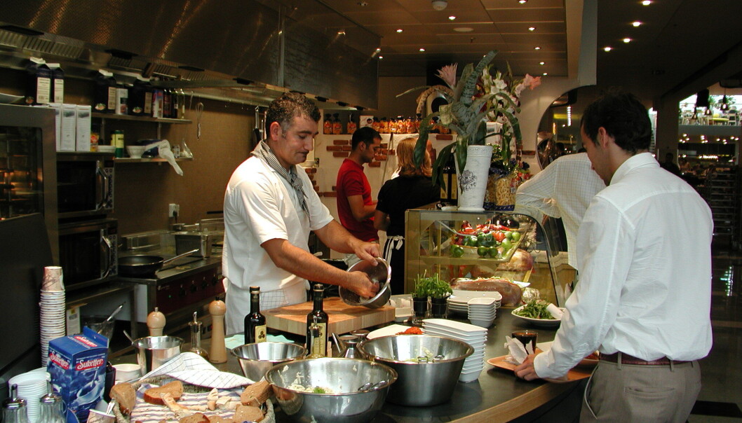 I hotell, restaurant og servering øker den ubekvemme arbeidstiden. I hotell, restaurant og servering øker den ubekvemme arbeidstiden.