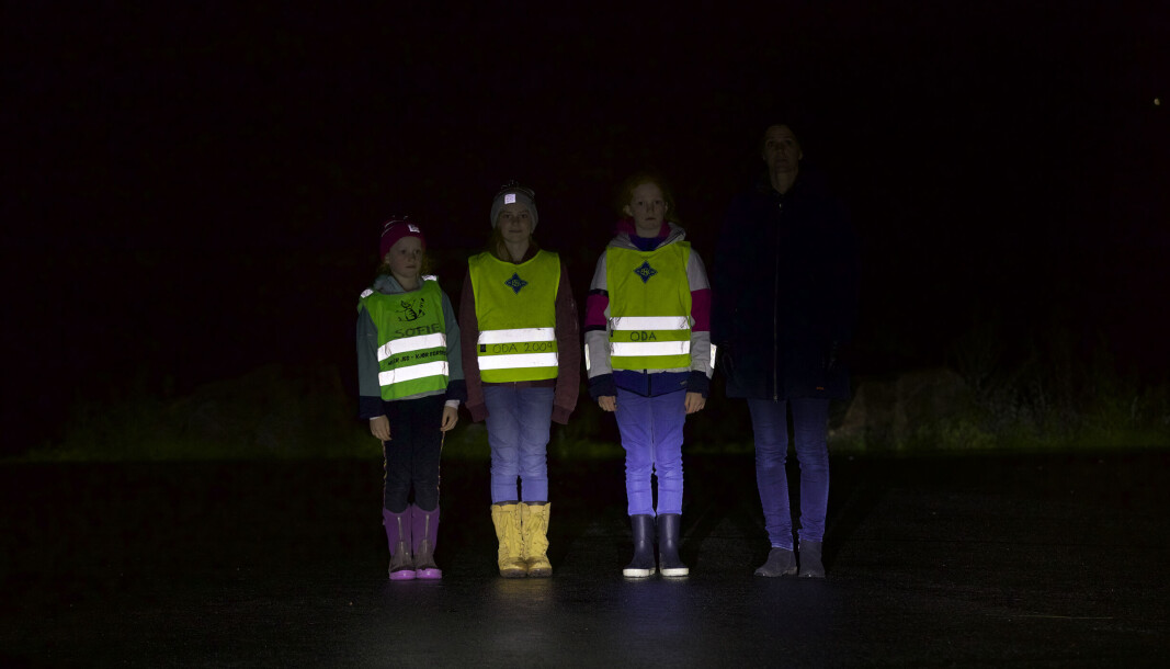 Uten refleks er du først synlig på 25-30 meters avstand når bilen har en fart på 50 kilometer i timen. Med refleks synes du på 140 meters avstand. Da har føreren av bilen mye bedre tid til å reagere. Uten refleks er du først synlig på 25-30 meters avstand når bilen har en fart på 50 kilometer i timen. Med refleks synes du på 140 meters avstand. Da har føreren av bilen mye bedre tid til å reagere.