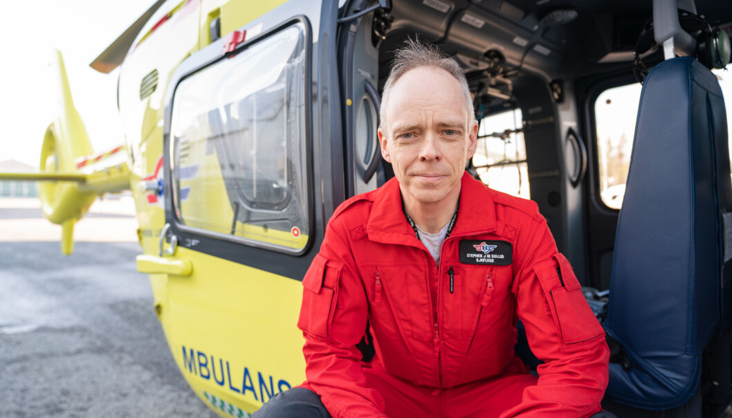 Ringer for sent: Stephen Sollid er sjeflege i Stiftelsen Norsk Luftambulanse og mener mange nordmenn er for trege med å ringe nødnummeret 113. Ringer for sent: Stephen Sollid er sjeflege i Stiftelsen Norsk Luftambulanse og mener mange nordmenn er for trege med å ringe nødnummeret 113.