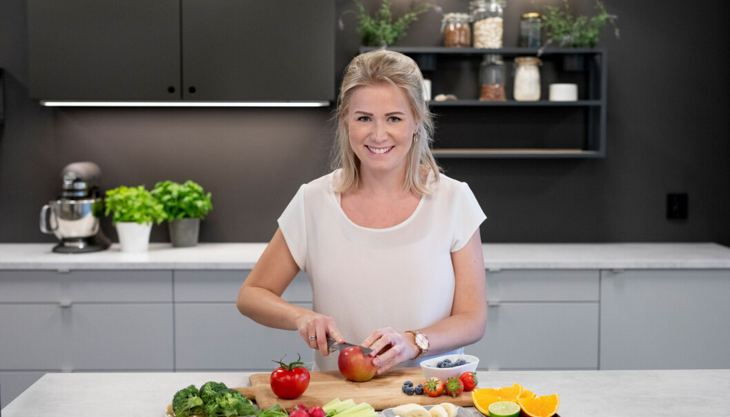 Ernæringsrådgiver i OFG Iselin Bogstrand Sagen viser hvor enkelt det er å tilberede frukt til ansatte på arbeidsplassen. Ernæringsrådgiver i OFG Iselin Bogstrand Sagen viser hvor enkelt det er å tilberede frukt til ansatte på arbeidsplassen.