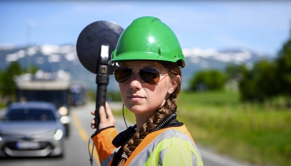 Det skumle i jobben min er farten som bilistene holder forbi oss som jobber i veien, forteller Signe Elise Tyholt i en av informasjonsfilmene som Statens vegvesen har lagd.