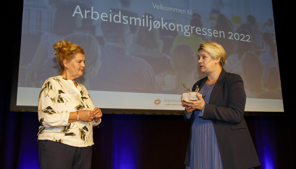 Lise Moe Kristiansen mottar Den Norske Arbeidsmiljøprisen fra arbeids- og inkluderingsminister Marte Mjøs Persen.