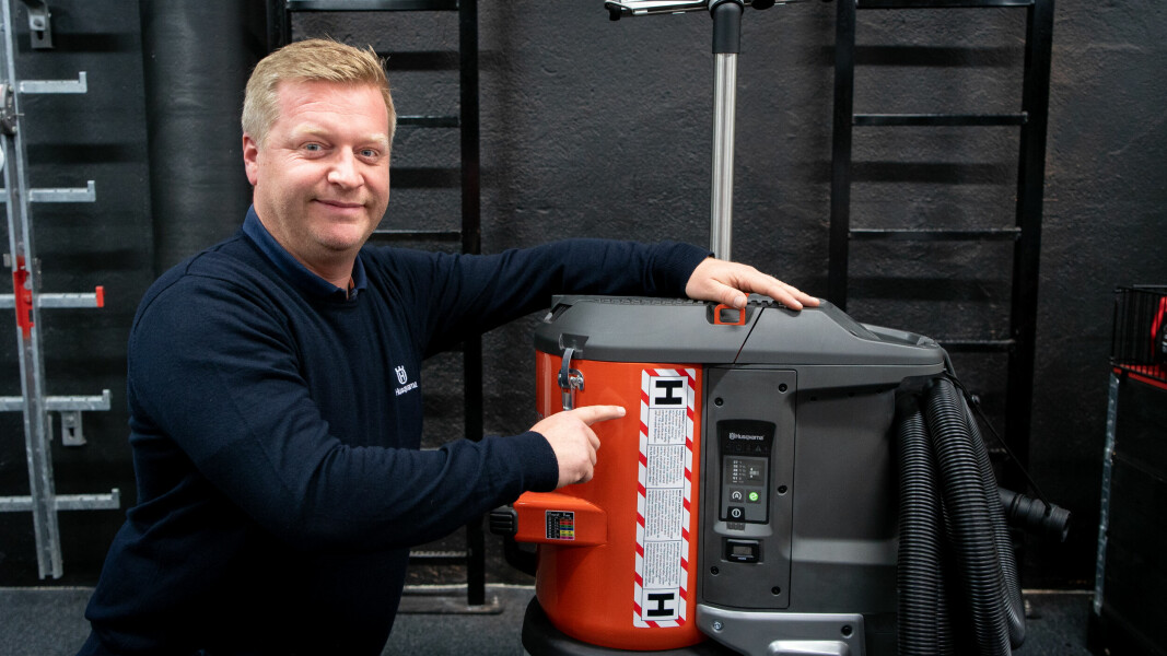 Torgeir Kjus i Husqvarna viser fram H-en som viser at støvsugeren har det beste filtreringssystemet. Det er slike maskiner som skal brukes på byggeplasser og i andre støvrike miljøer, anbefaler han.