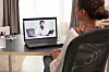 Bilde av kvinne som snakker med lege i videokonferanse på PC.