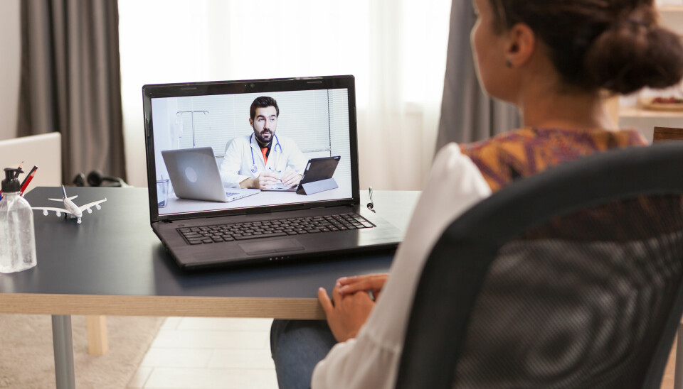 Bilde av kvinne som snakker med lege i videokonferanse på PC.