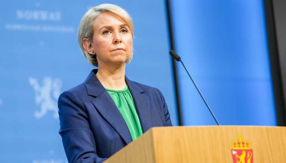 Sofie Nystrøm på talerstol med riksløven i bakgrunnen.