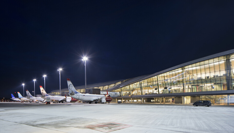 Bilde av Oslo lufthavn med parkerte fly.