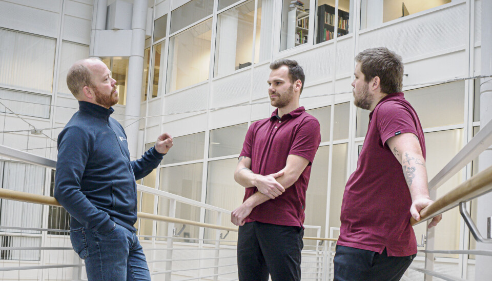 VIL VÆRE TIL HJELP: Leder Tomas Collin i Norsk Osteopatforbund møter studentene Sebastian Bakken og Vebjørn Solemsli (til høyre) ved osteopatutdanningen på Høyskolen Kristiania. Begge er motivert av egne erfaringer og et ønske om å være til hjelp for mennesker. De tre i samtale i Høyskolen Kristianias atrium.