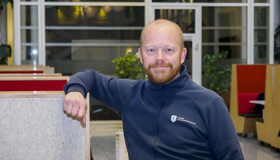 ANERKJENNELSE OG FORPLIKTELSE: Tomas Collin leder Norsk Osteopatforbund. Han er glad for at autorisasjonen endelig kom på plass for en yrkesgruppe som han mener spiller en viktig rolle i behandlingen av den vanligste årsaken til sykefravær. Portrettfoto av Tomas Collin.