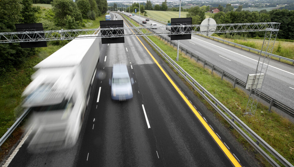 bilde av lastebiler i fart på motorveien.