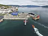 Dronebilde av anlegget ved sjøen.