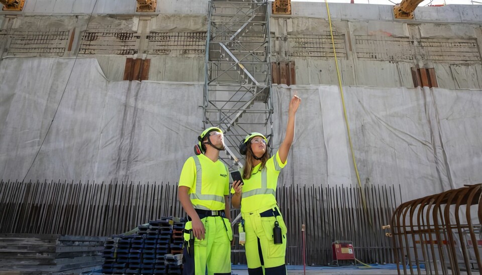To ansatte i NCC på byggeplass.