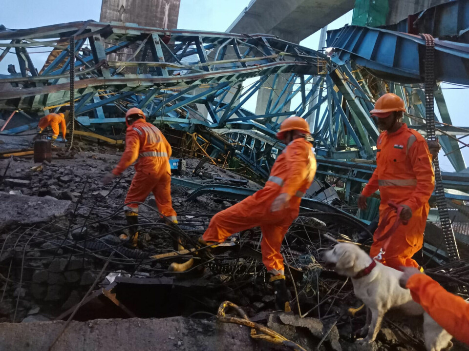 DØDELIG BYGGEPLASS: Et katastrofeteam leter gjennom ulykkesstedet utenfor Mumbai i India. Hver dag dør arbeidstakere på jobb i India.