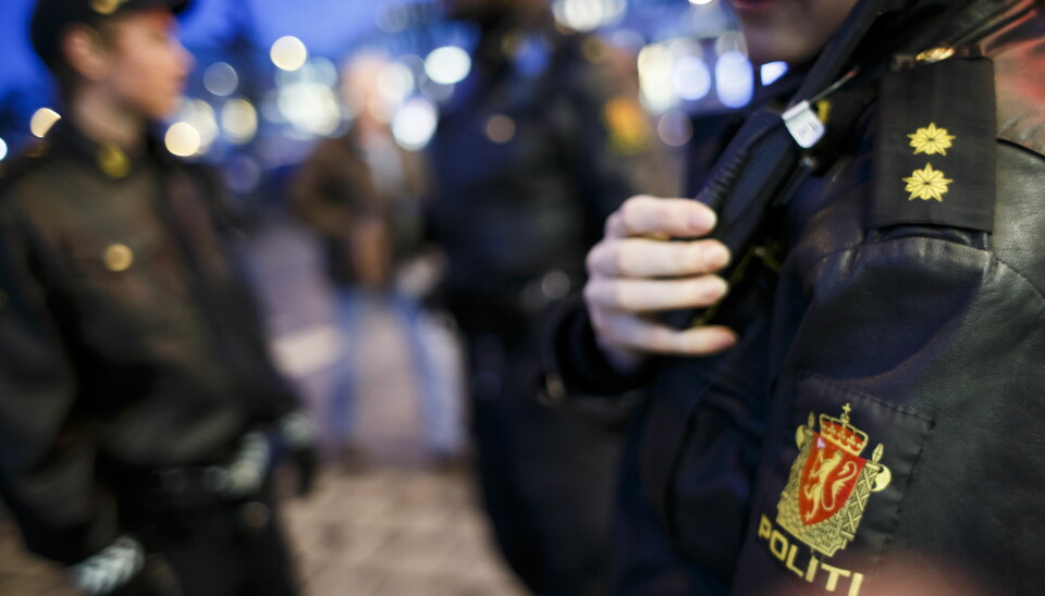 Anonymisert bilde av uniformerte politifolk i gatemiljø.