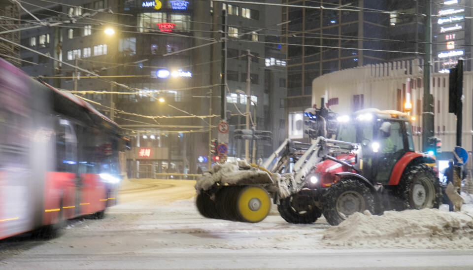 Traktur skuffer snø på Jernbanetorget.