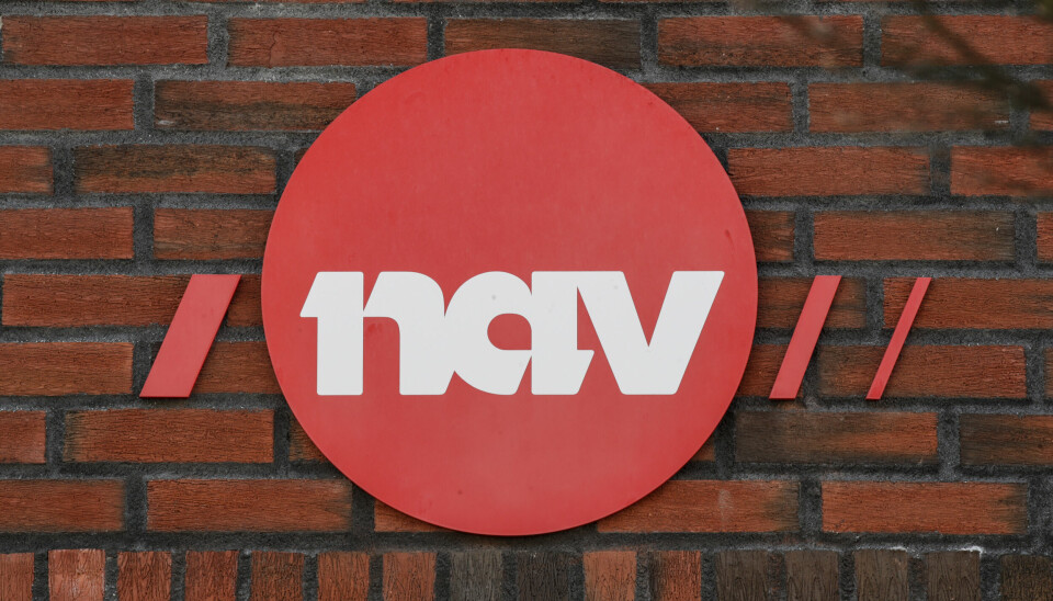 Bilde av Navs logo på murvegg.