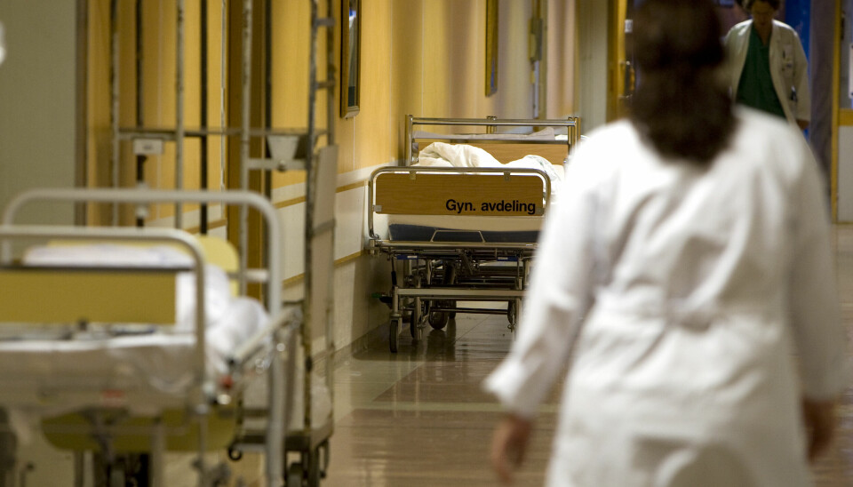 Helsepersonell i en sykehuskorridor.