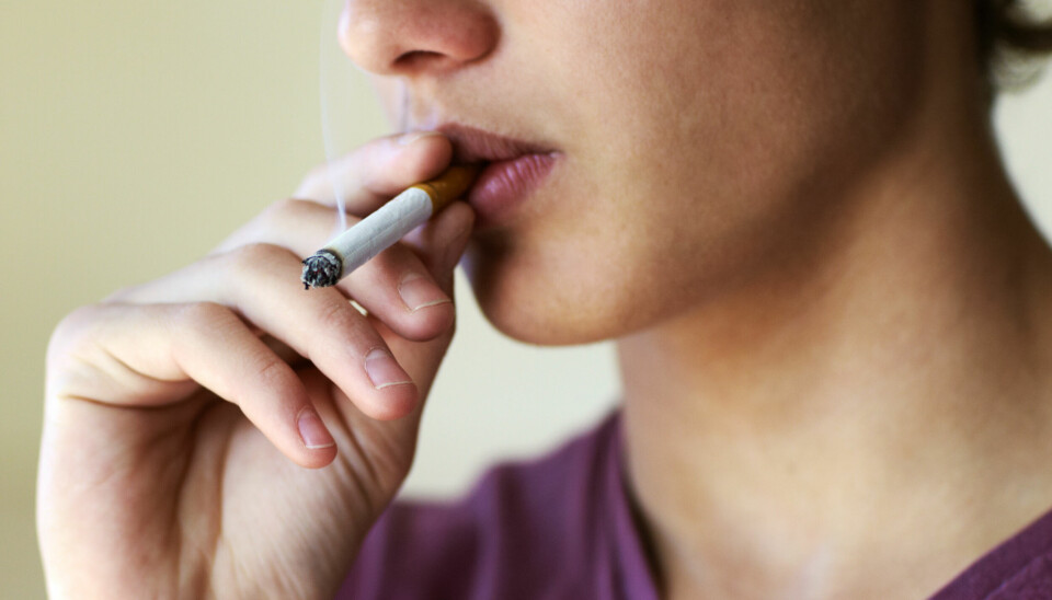 Nærbilde av kvinne som røyker en sigarett.