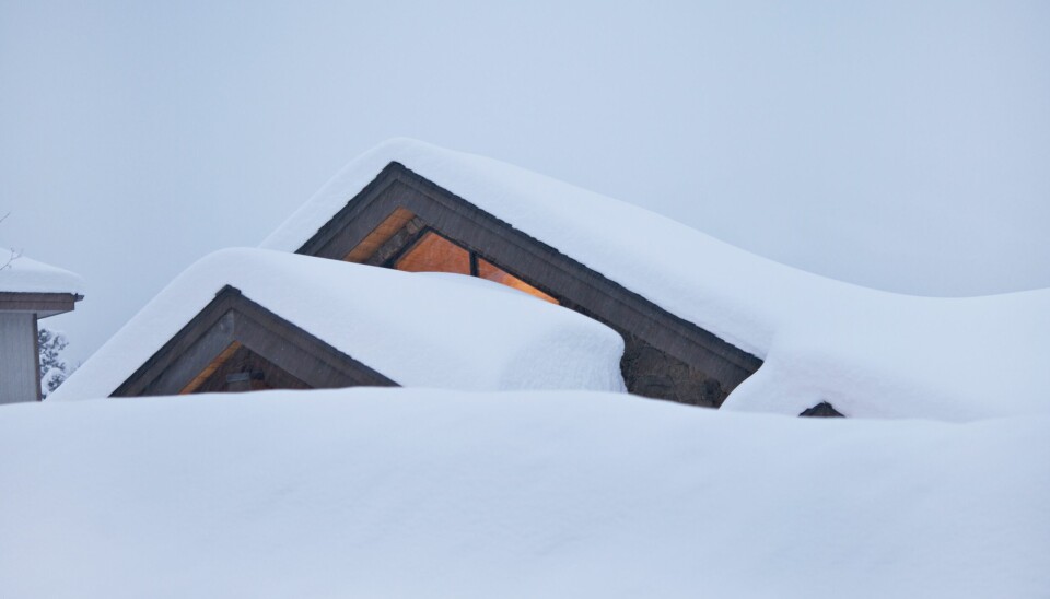 Bilde av tung snø på et hyttetak.