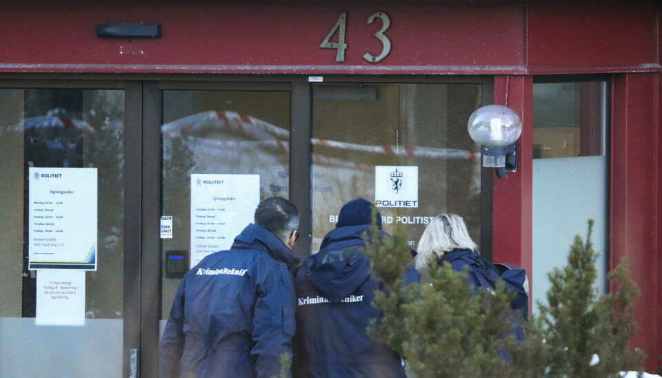 Bilde av etterforskere på vei inn i bygningen.
